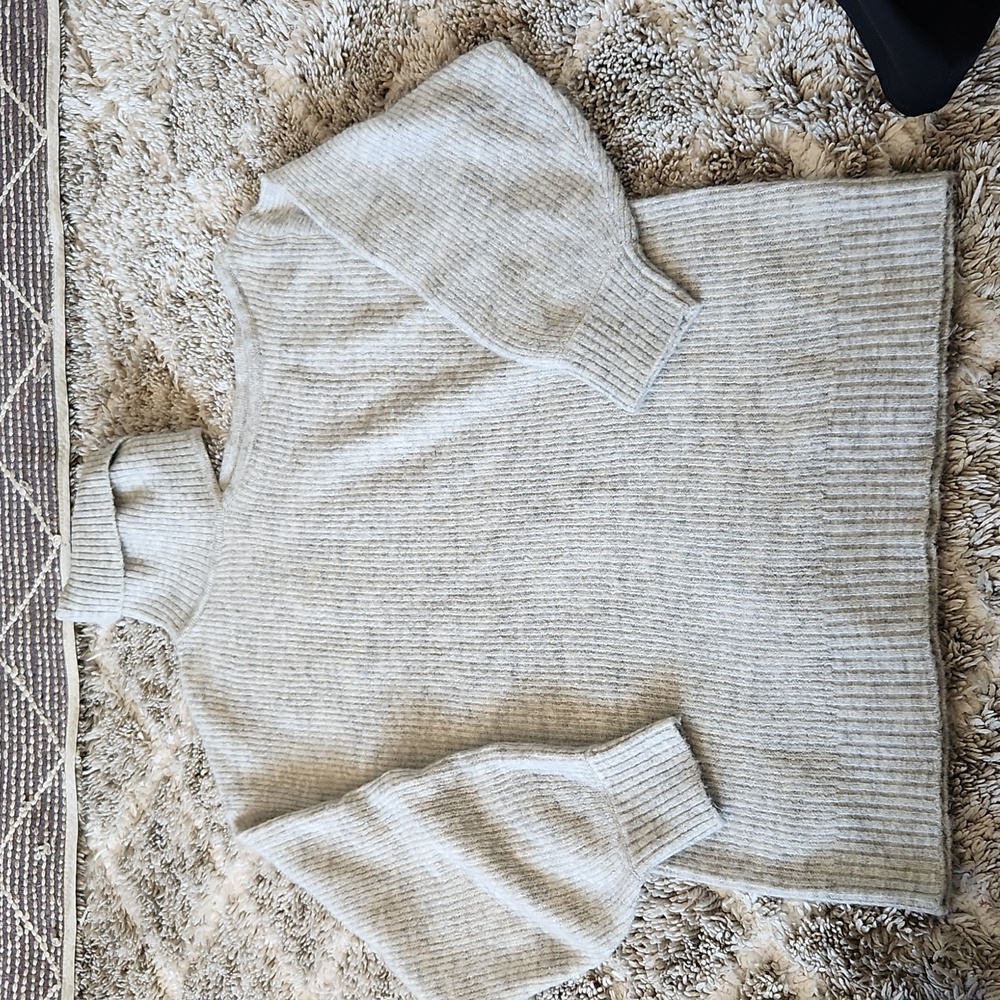 H&M divided long-sleeved sweater open one shoulder size M